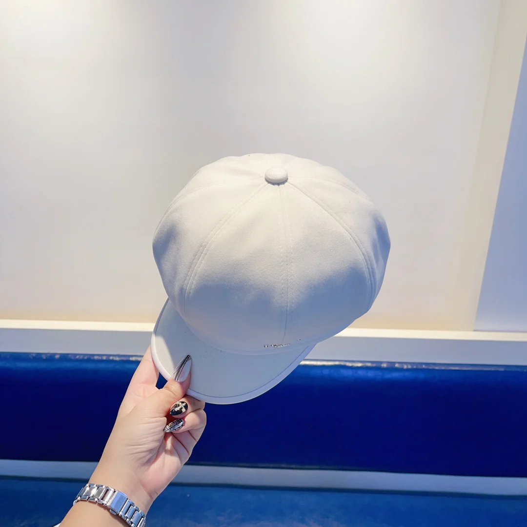 Prada - Берет с утиным клювом