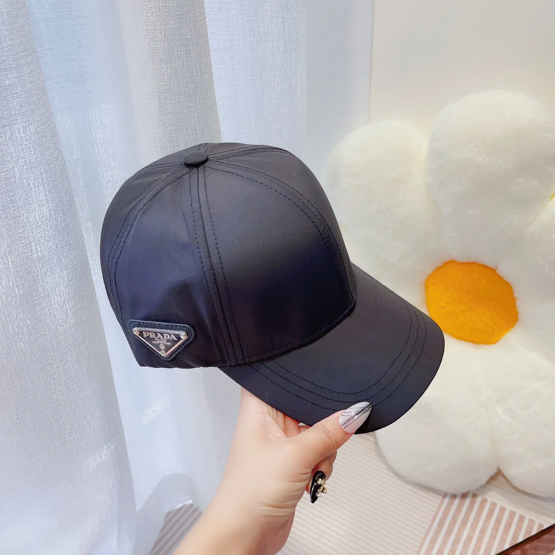 Бейсболка Prada