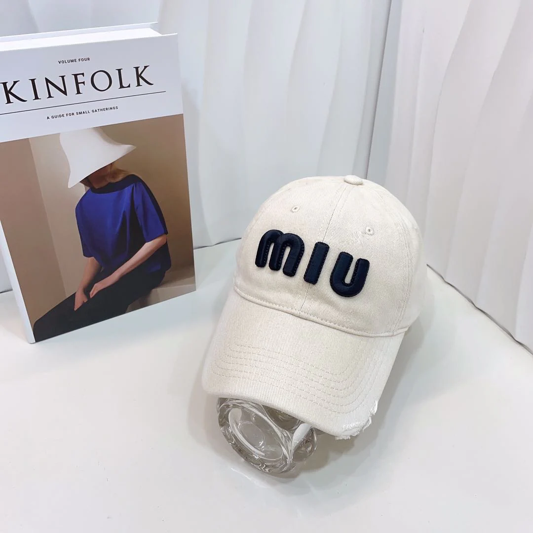 Miu Miu - Бейсболка в стиле ретро с вышивкой и эффектом потертости