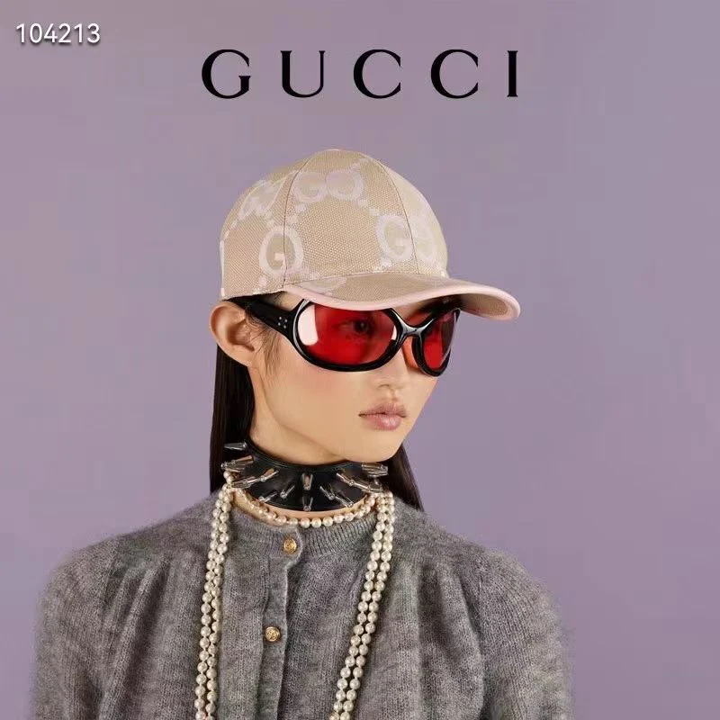 Новинка сезона весна/лето 2023 от Gucci - бейсболка с жаккардовым узором.