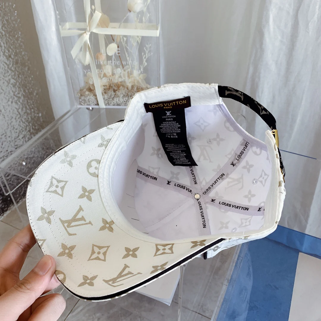 Новинка LV 2022 — бейсболка с принтом и вышивкой.
