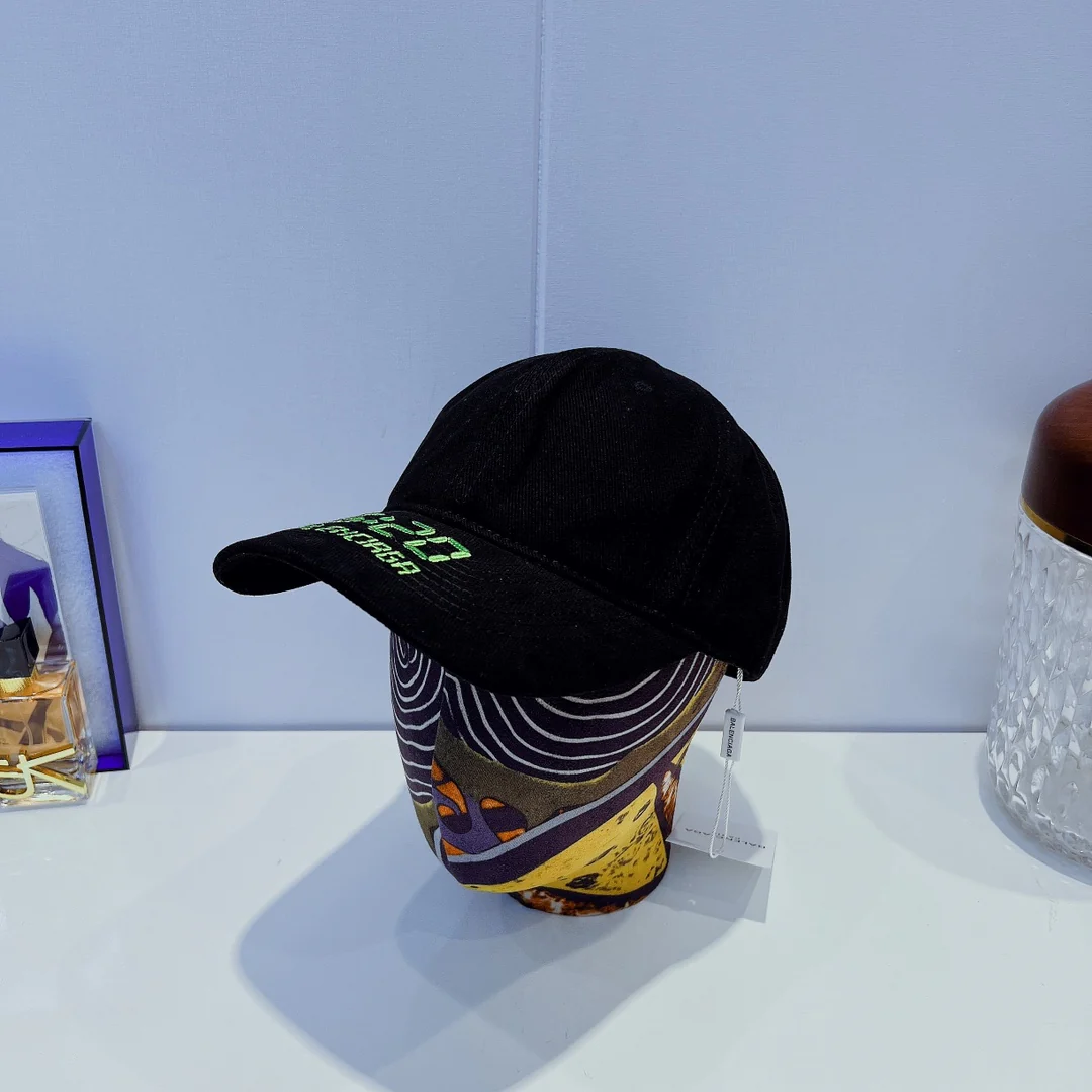 Официальный сайт Balenciaga. Бейсболка в том же стиле — серия 520 — 1.