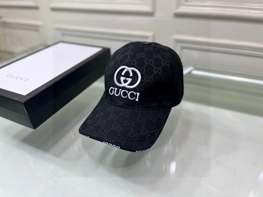 Бейсболка с вышитым логотипом Gucci - черная