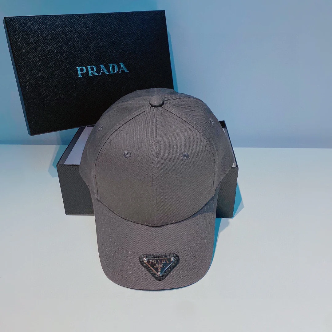 Классическая бейсболка Prada с треугольным логотипом — несколько цветов.