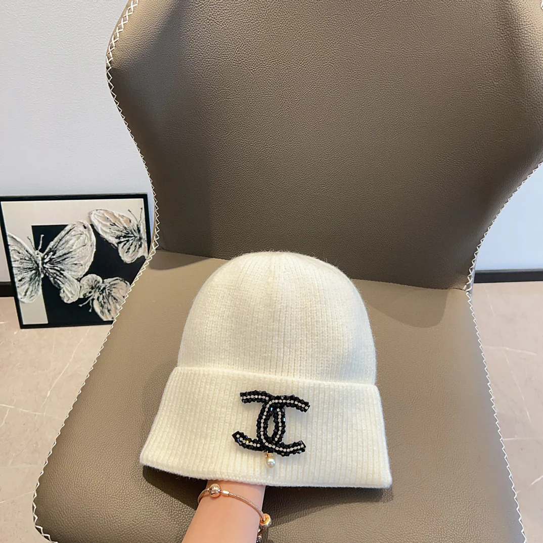 Вязаная шапка Chanel с вышивкой - белая
