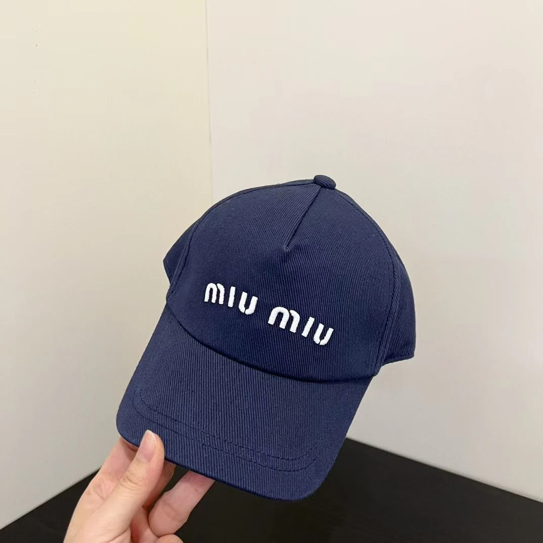 Бейсболка с вышитым логотипом Miu Miu — темно-синяя.