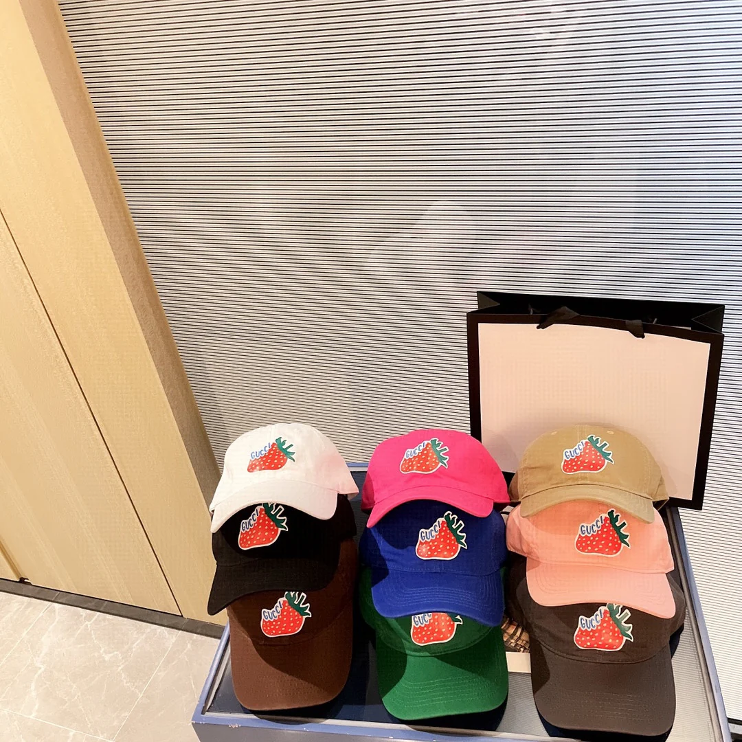 Gucci - Новая бейсболка с клубничным узором, 2022 год.