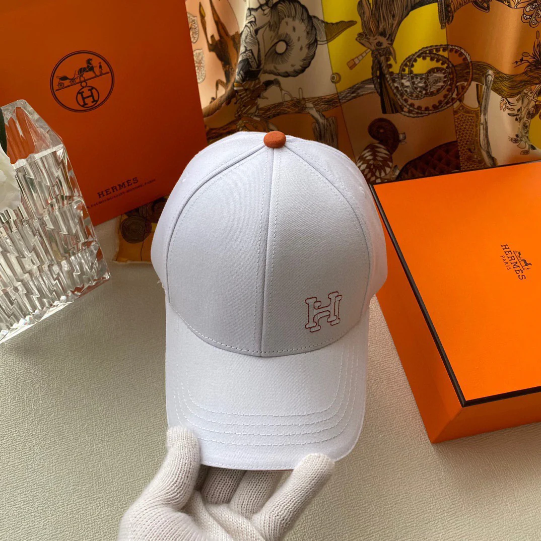 Вышитая бейсболка Hermes - белая