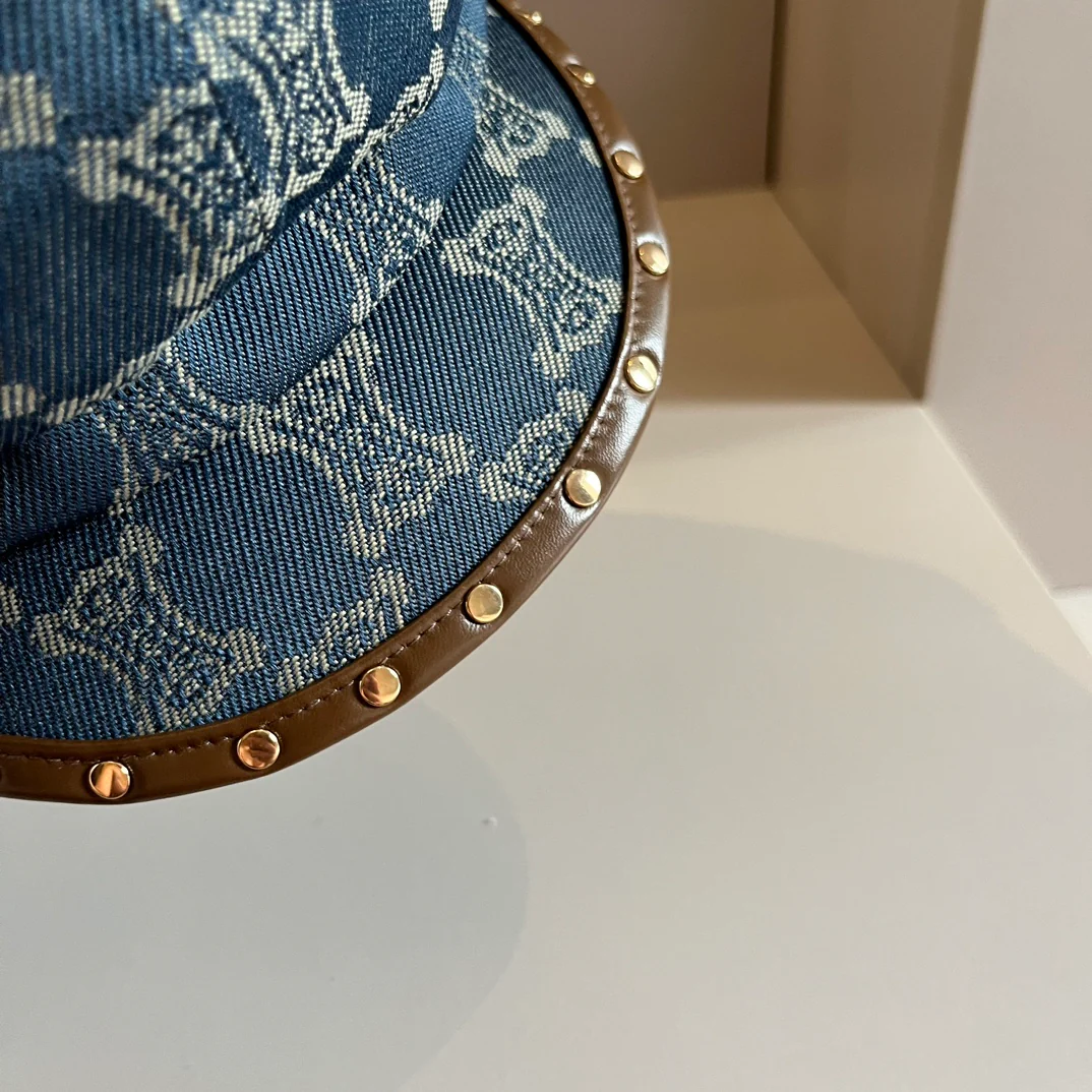 Celine - Новая монограмма, шляпа художника - синяя