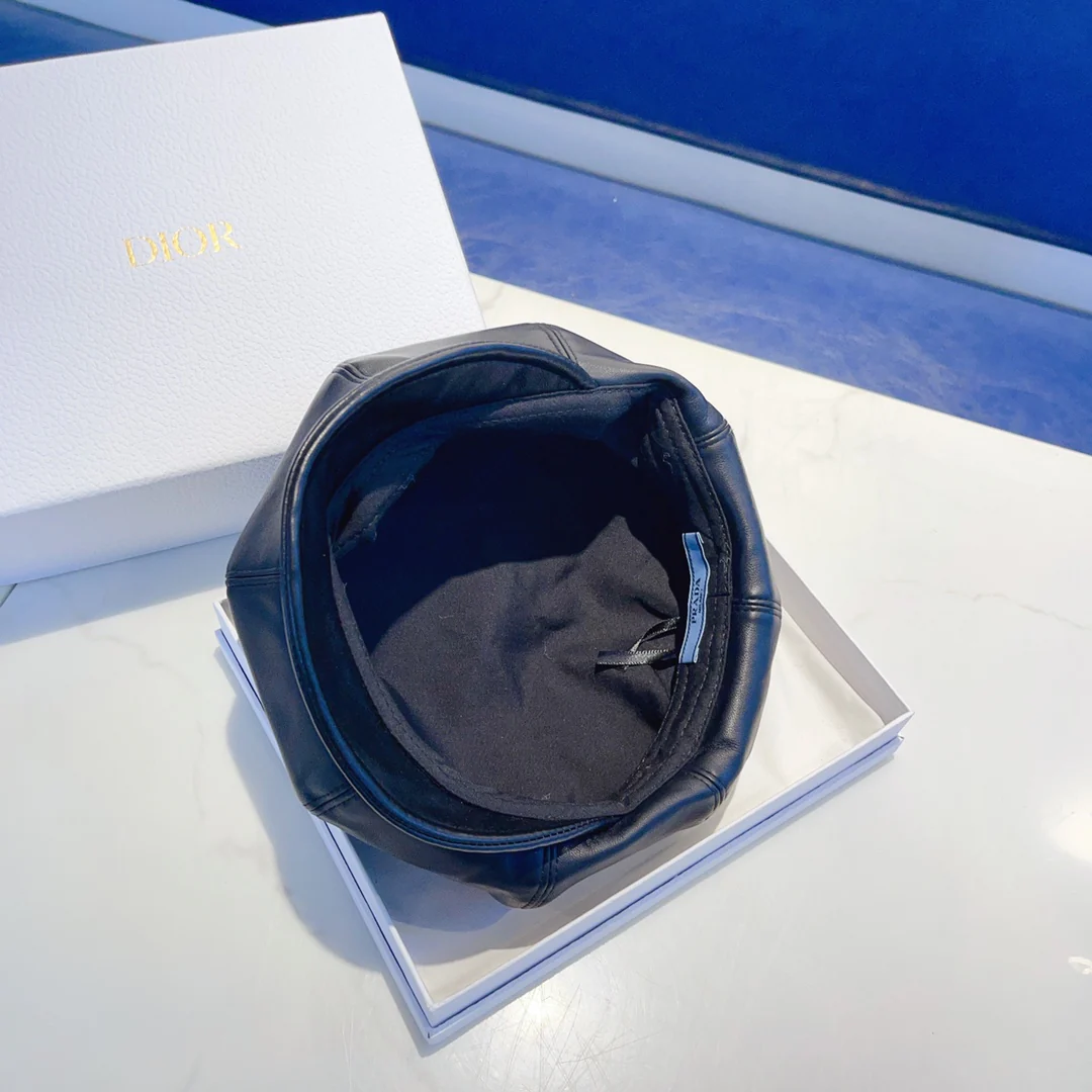 Кожаный берет Prada - черный