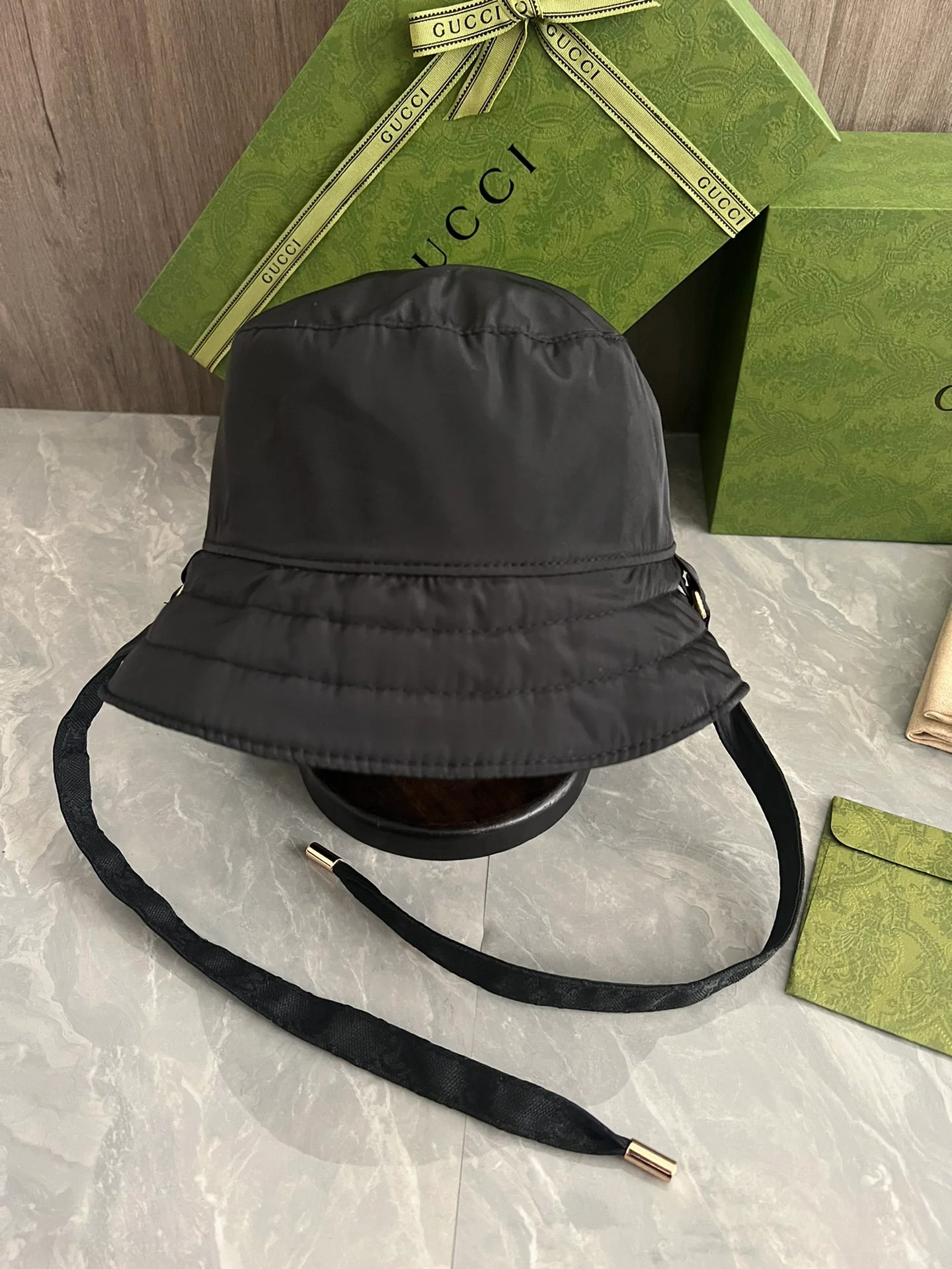 Gucci - Официальный сайт. Нейлоновая ретро-панама с двойной буквой G в том же стиле - xo-nk4