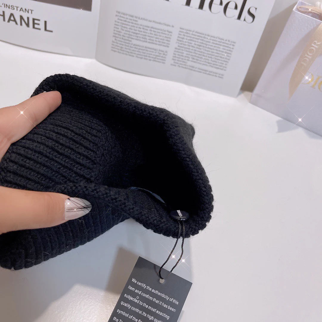 Вязаная кашемировая шапка Chanel с узором ?Ананас? — черная.