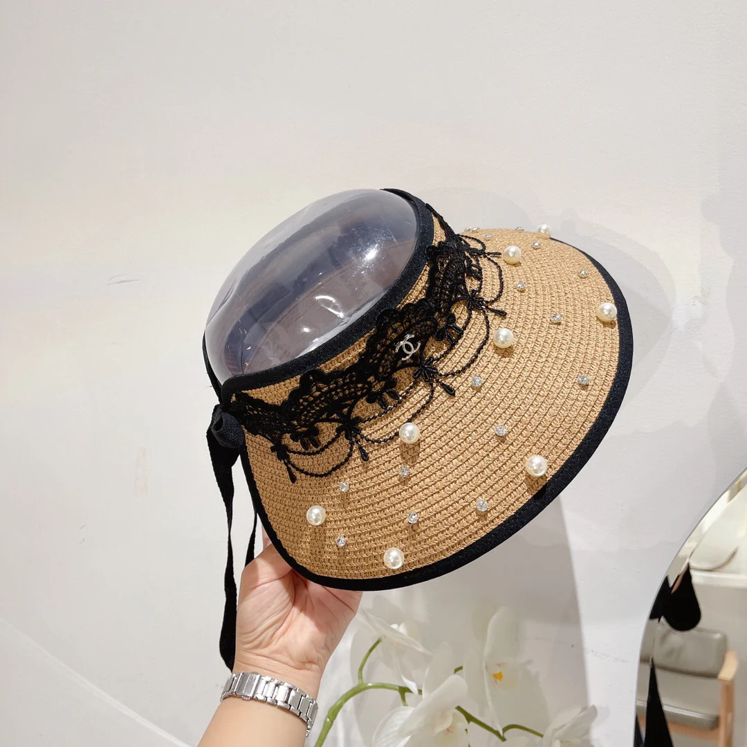 Солнцезащитная шляпа Chanel с обильной отделкой из жемчуга и стразов.