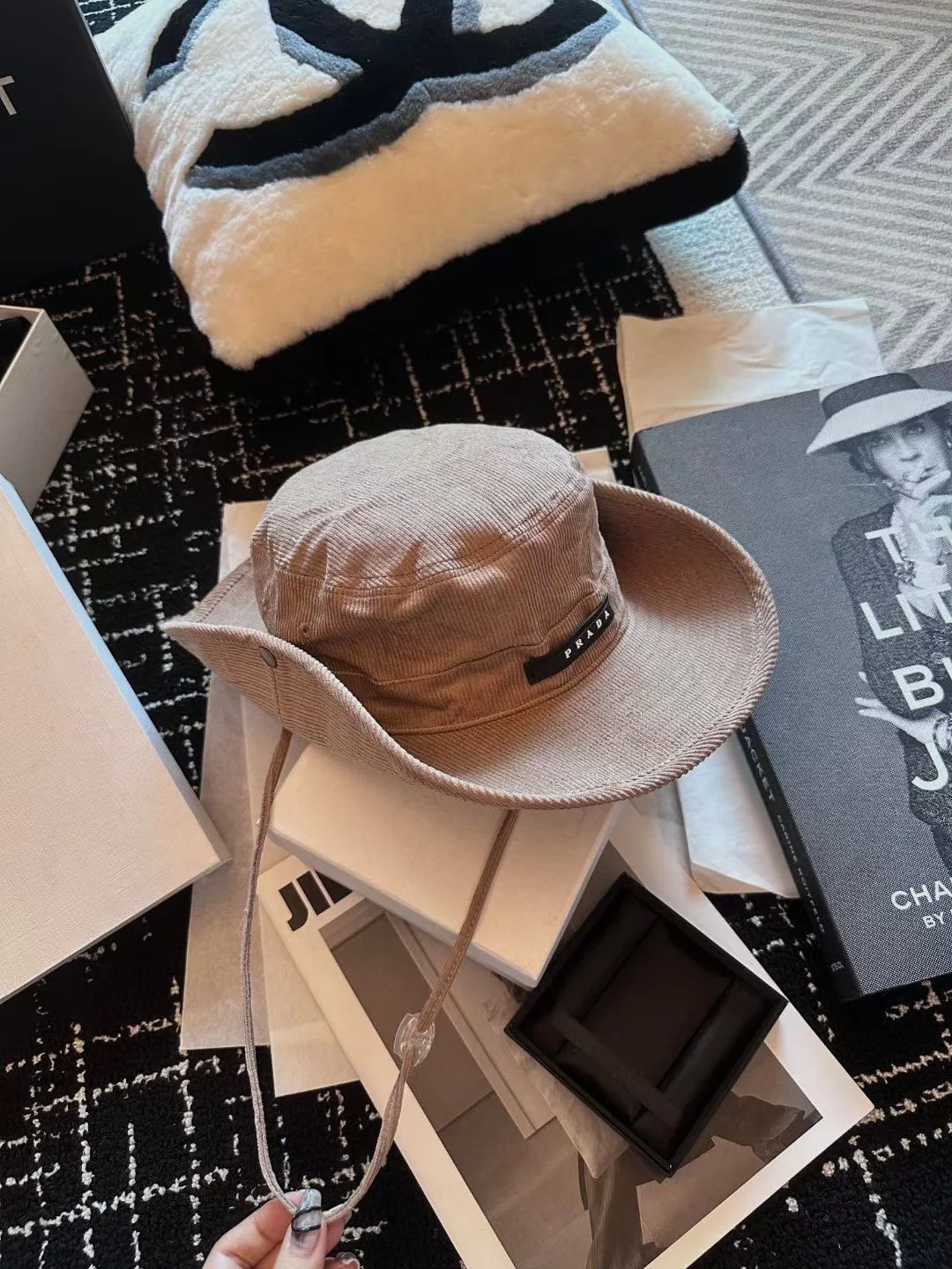 Рыбацкая шапка из вельвета на завязках от Prada, осенне-зимняя коллекция.