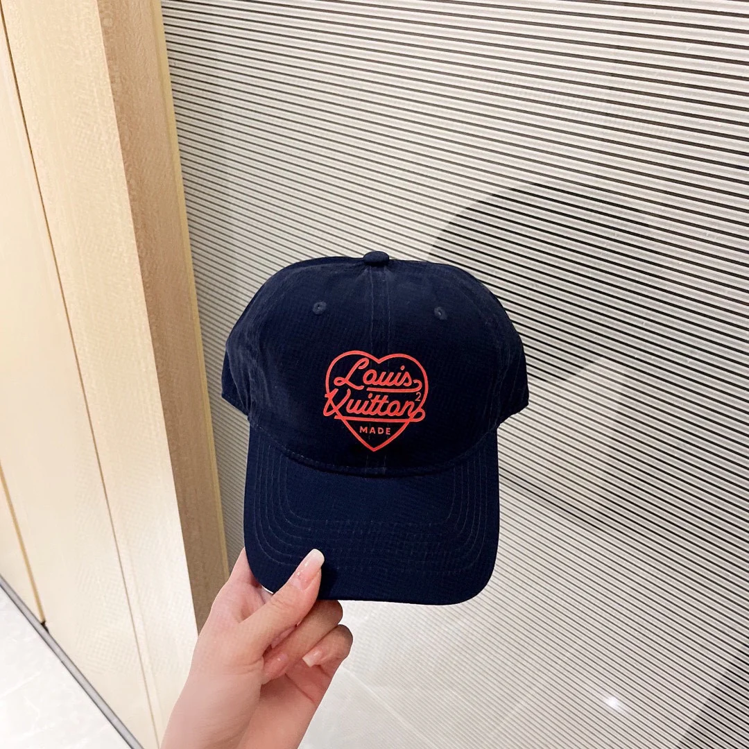 Бейсболка LV с логотипом в виде сердца - 3