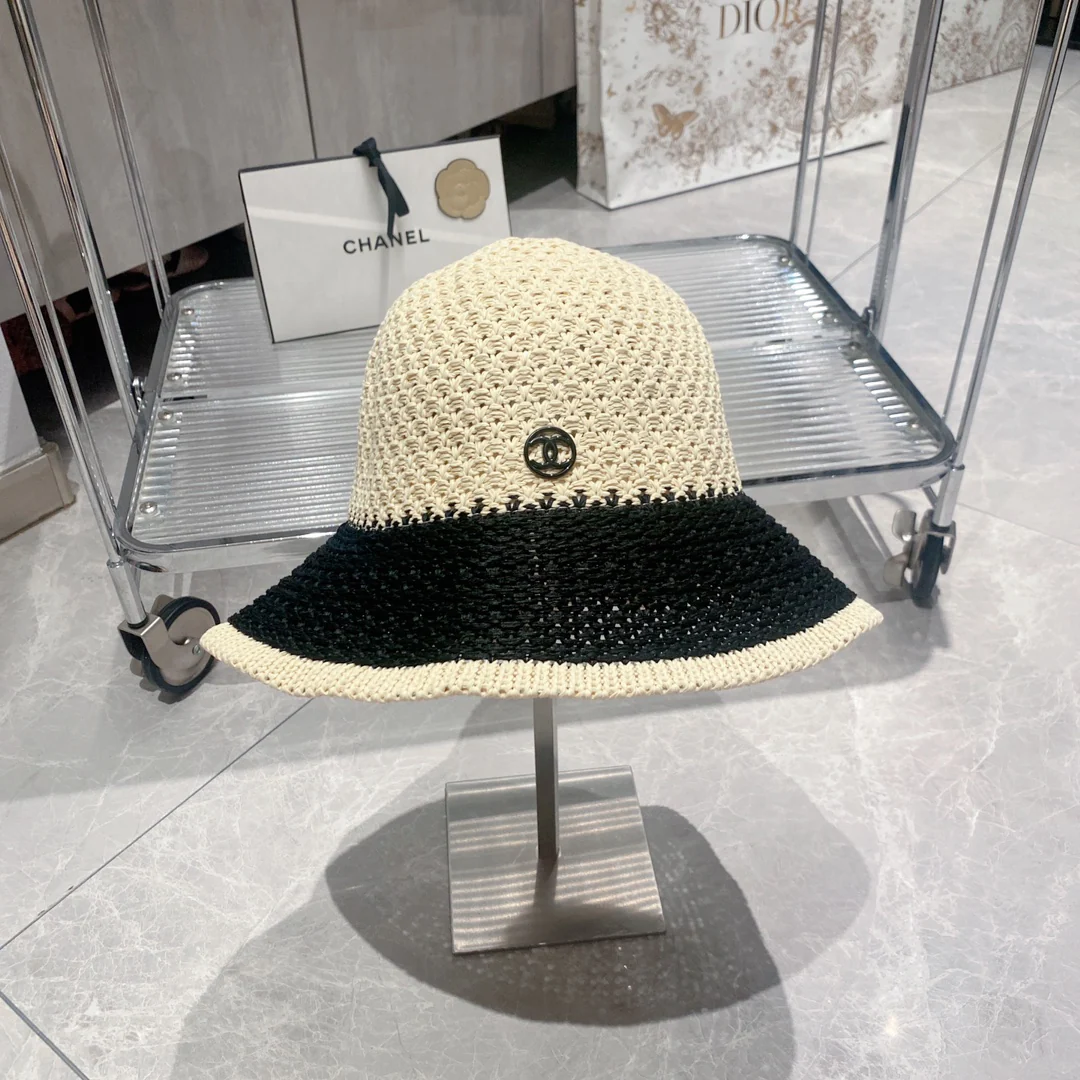 Соломенная рыбацкая шляпа Chanel - белая