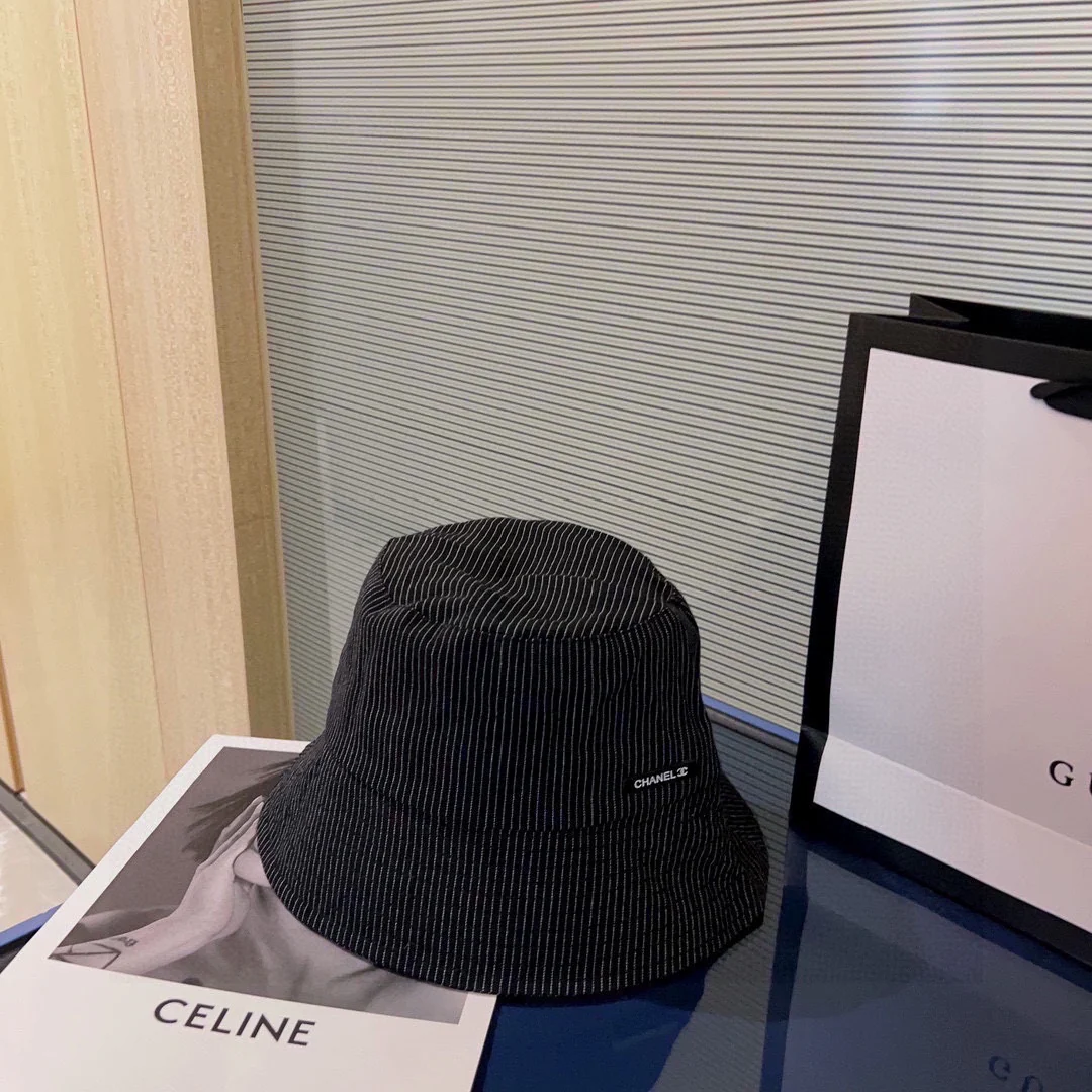 Новинка сезона весна/лето 2023 от Chanel - Полосатая рыбацкая шляпа - Черная