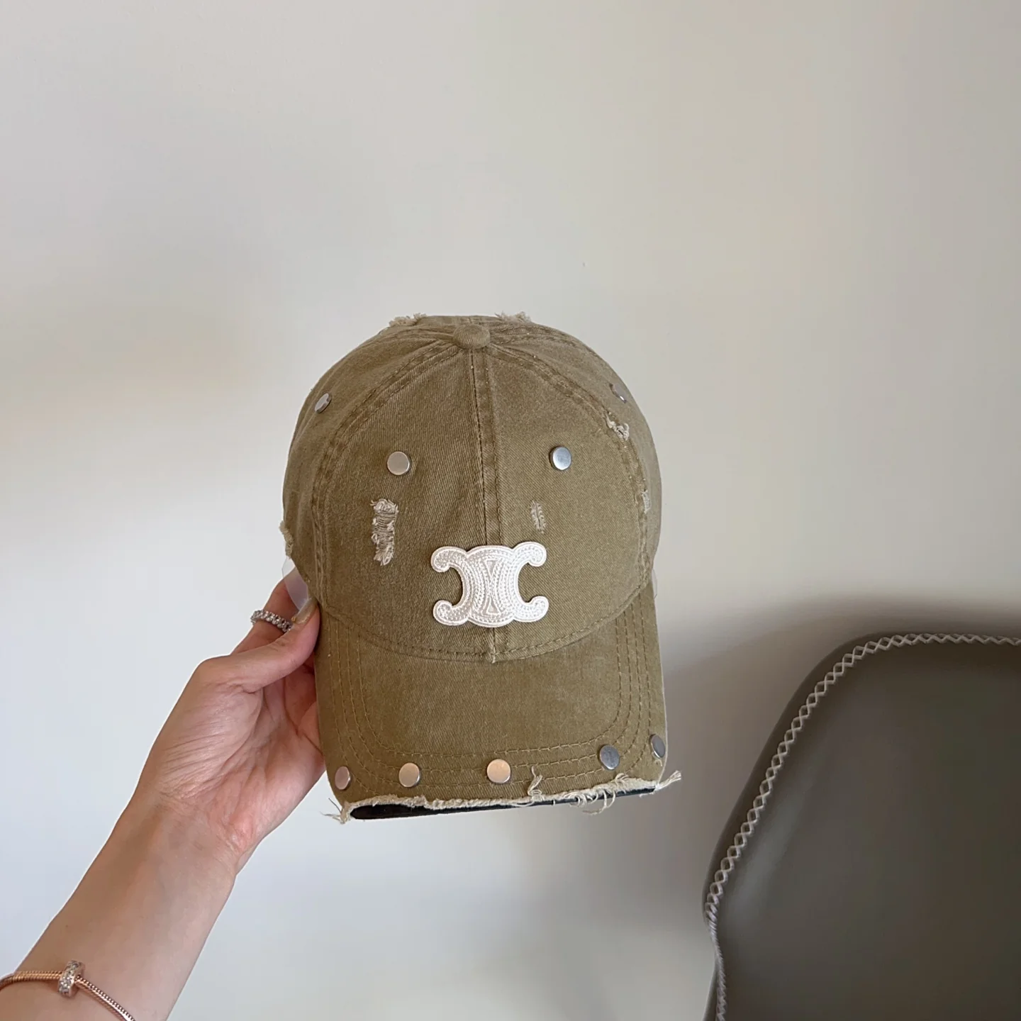 Бейсболка Celine 2025 New Studded Rivet Brushed Baseball Cap - оливково-зеленая