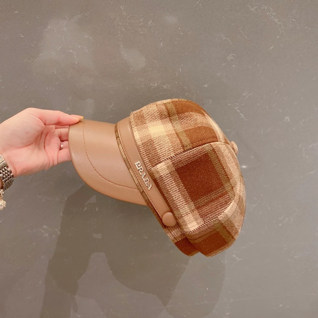 Клетчатая бейсболка Prada - коричневая