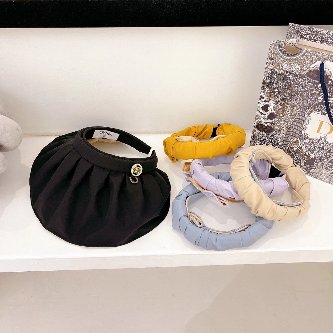 Солнцезащитная шляпа Chanel с открытым верхом - Изображение из коллекции - Складная и может носиться как повязка на голову