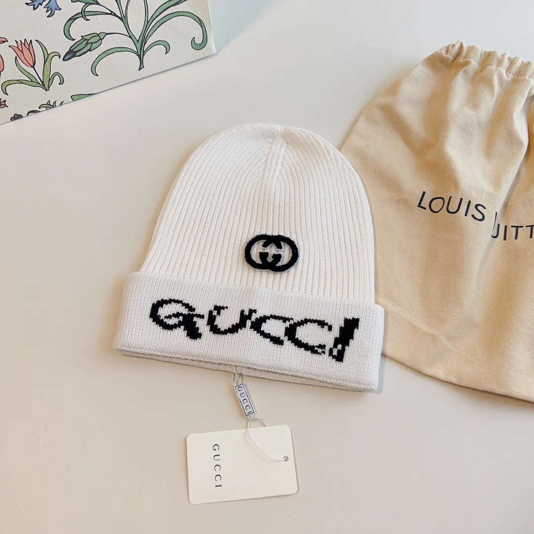 Шапка Gucci с вышитой буквой - белая
