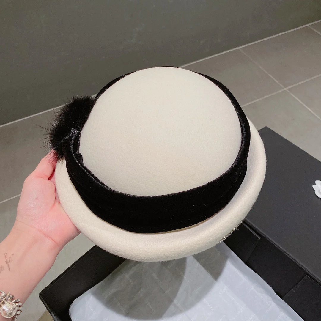 Шерстяная шапка Prada - белая