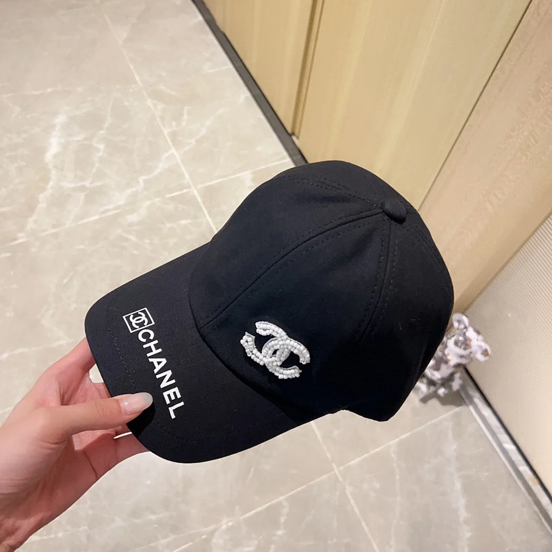 Новинка сезона весна/лето 2023 от Chanel - бейсболка с вышивкой - черная