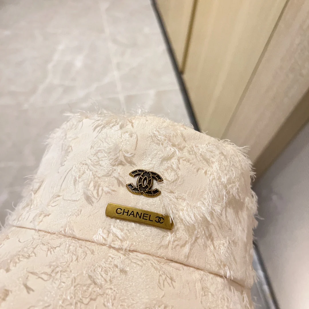 Новая коллекция Chanel ?Рыбацкая шляпа? сезона начало осени 2023 года — с перьями — белая.