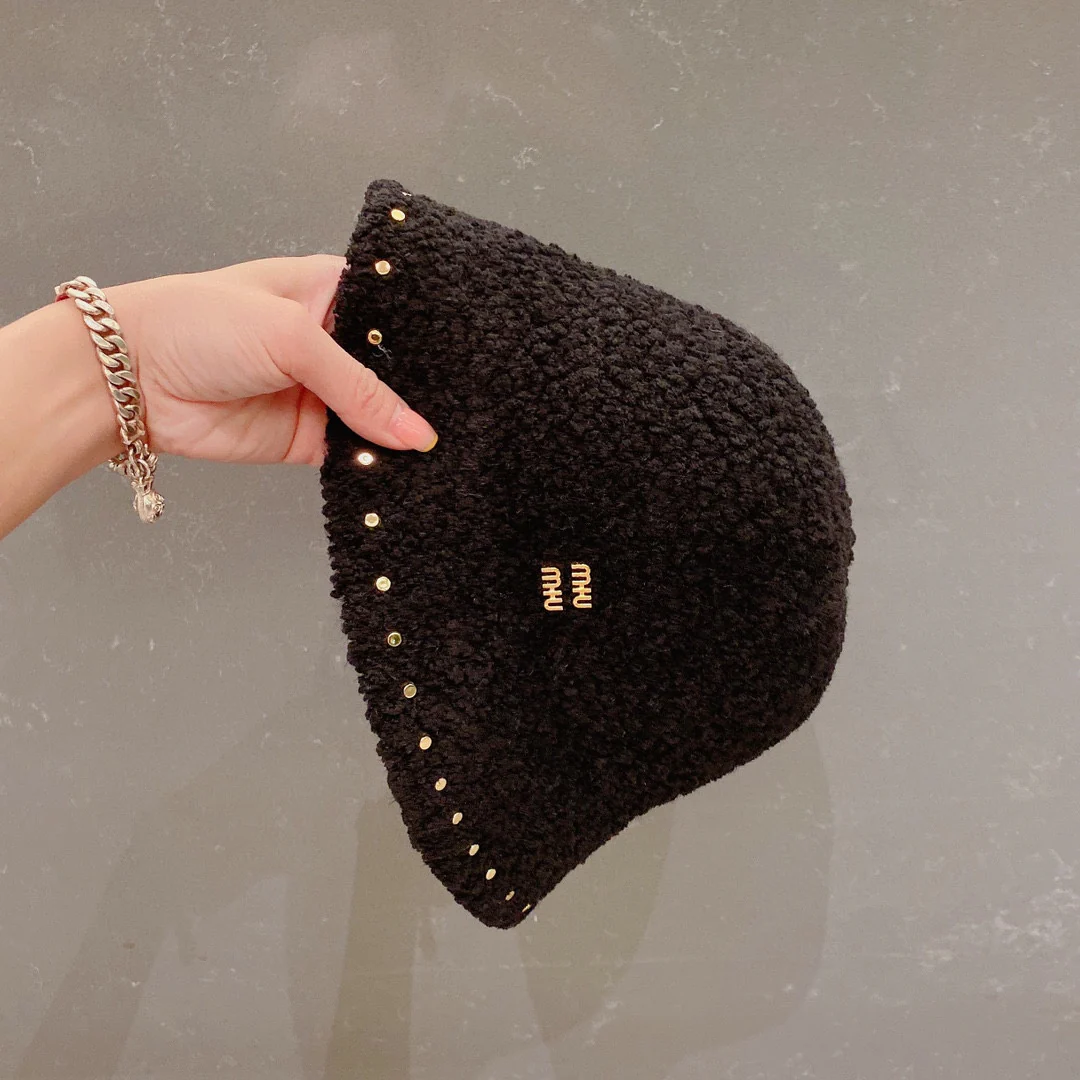 Панама Miu Miu с заклепками - черная