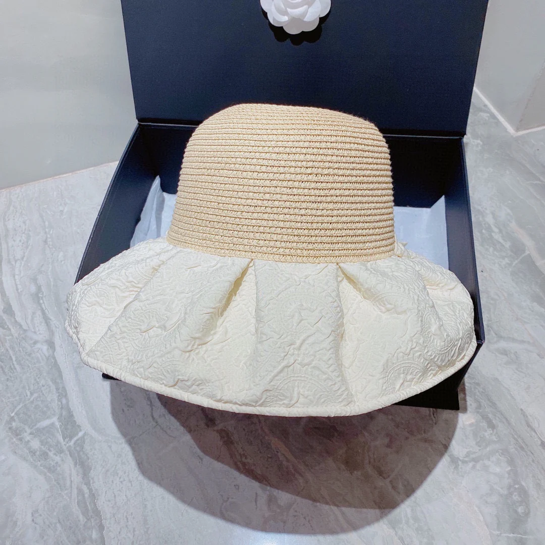 Chanel - Большая соломенная шляпа с бантом в стиле пэчворк