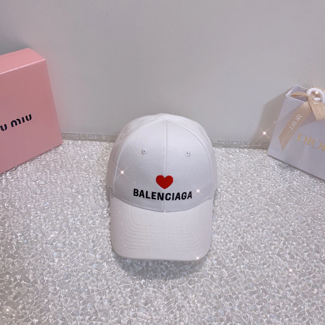 Бейсболка Balenciaga с вышитым сердцем — в том же стиле, что и на официальном сайте — 1