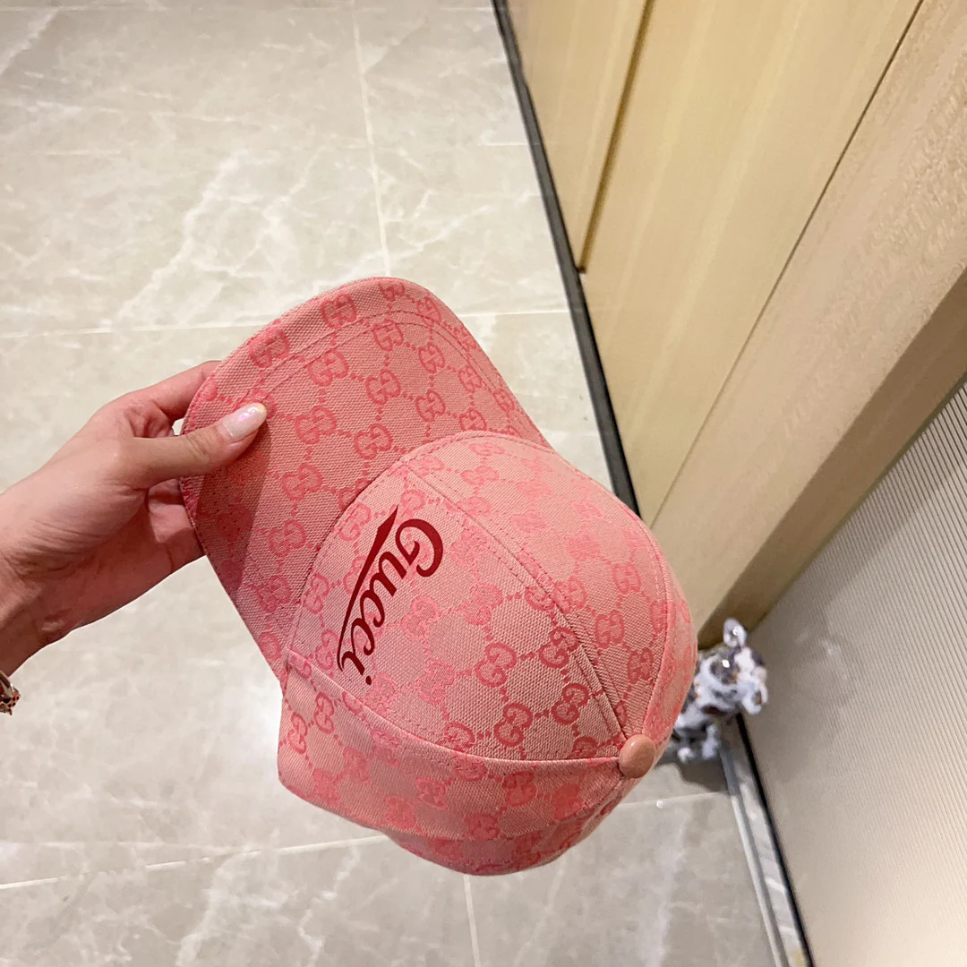 Новинка сезона весна/лето 2023 от Gucci - бейсболка с монограммой - розовая.