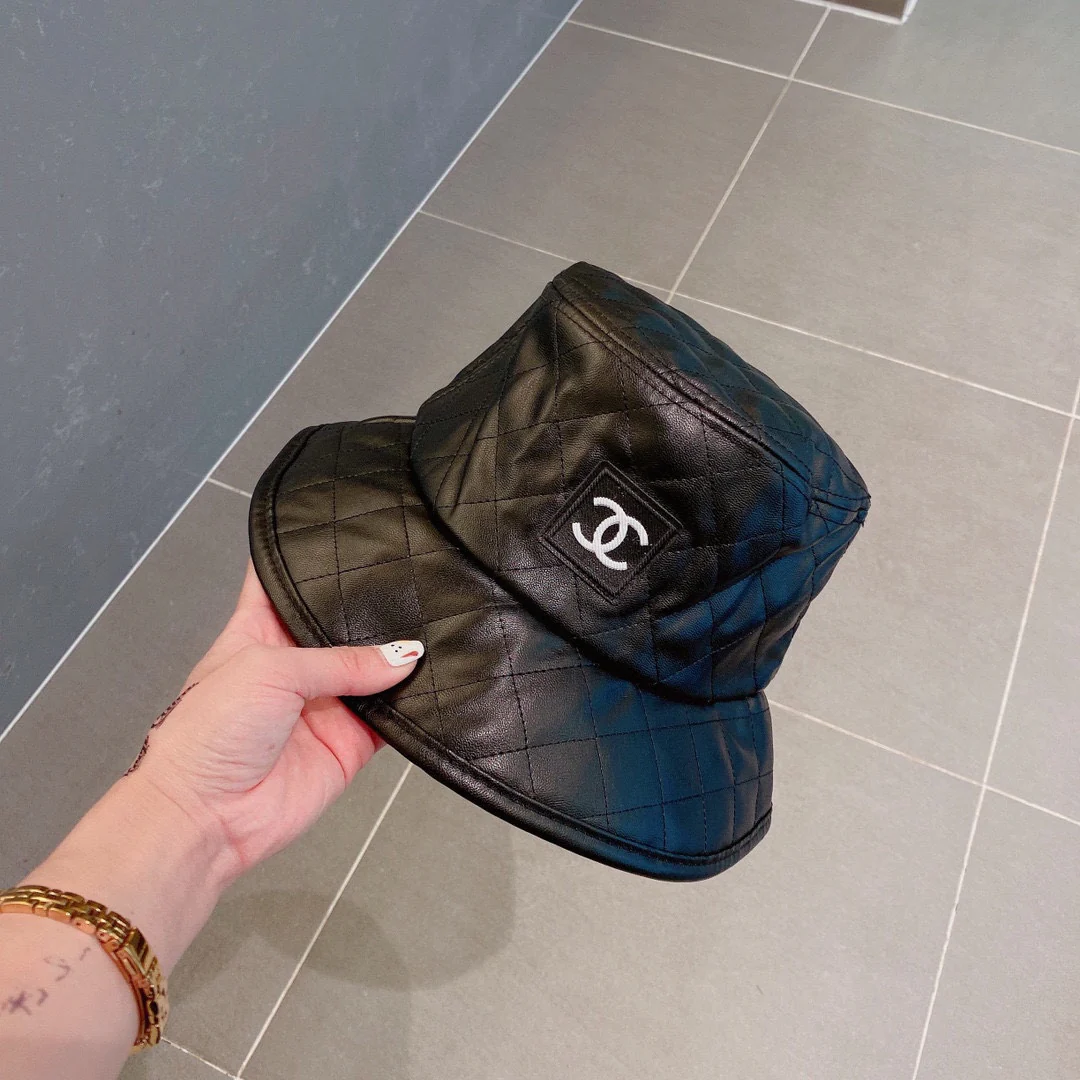 Рыбацкая шляпа Chanel из искусственной кожи - черная