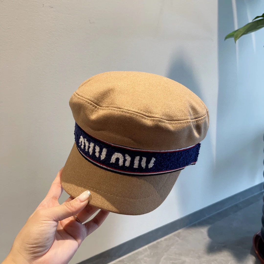 Бейсболка Miu Miu в форме буквы - цвет хаки