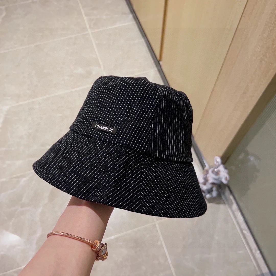 Новинка сезона весна/лето 2023 от Chanel - Полосатая рыбацкая шляпа - Черная