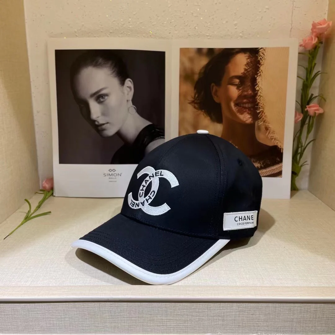 Коллекция Chanel Весна 2022 - Кепка-?утиный клюв?