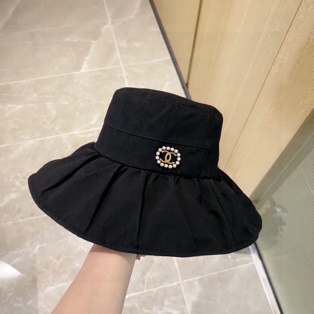 Новая широкополая рыбацкая шляпа Chanel 2023 с жемчужным логотипом — черная.