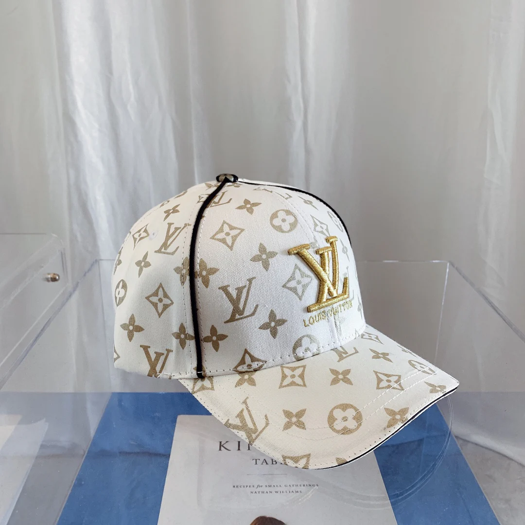Новинка LV 2022 — бейсболка с принтом и вышивкой.