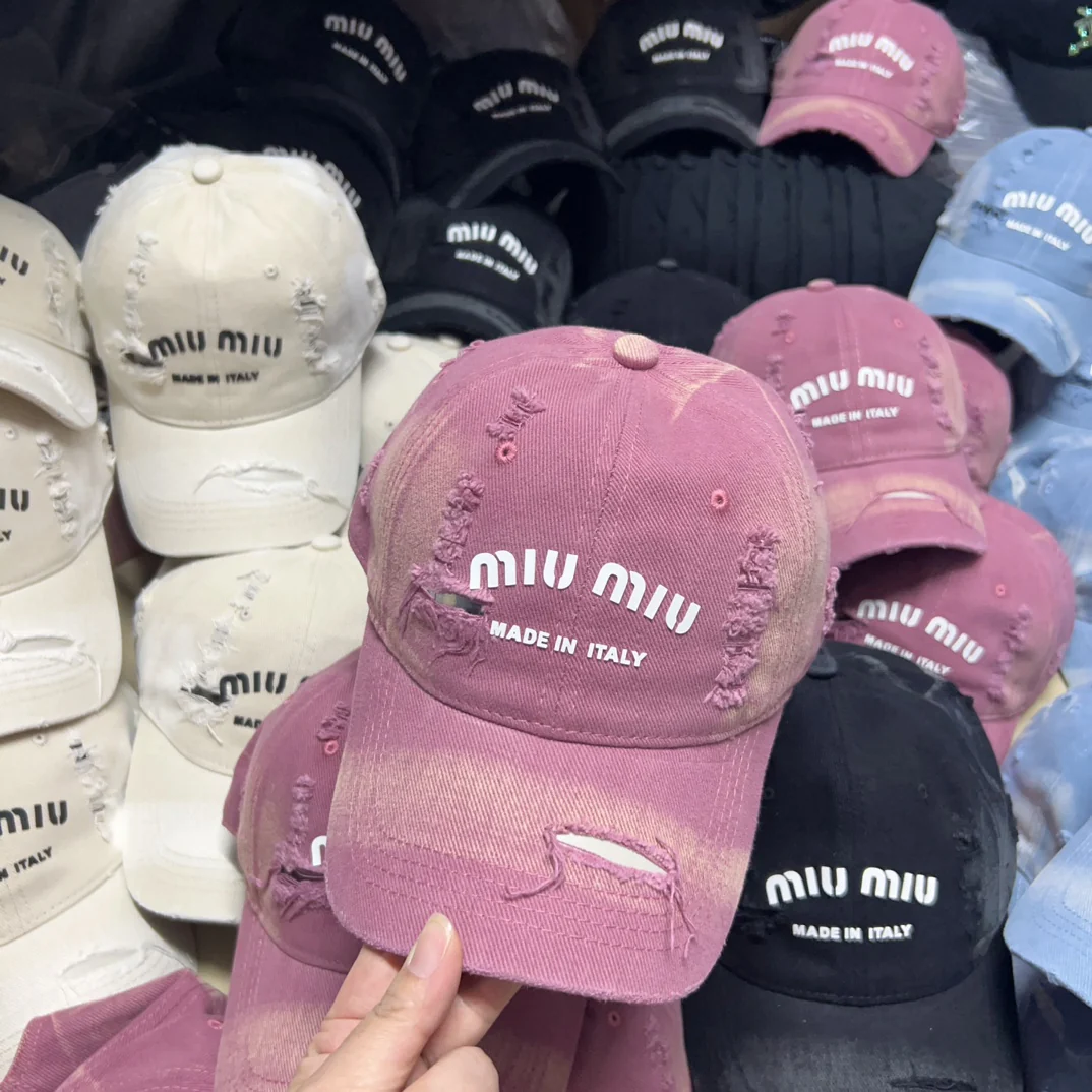 Новая рваная минималистичная бейсболка Miu Miu весна/лето 2024