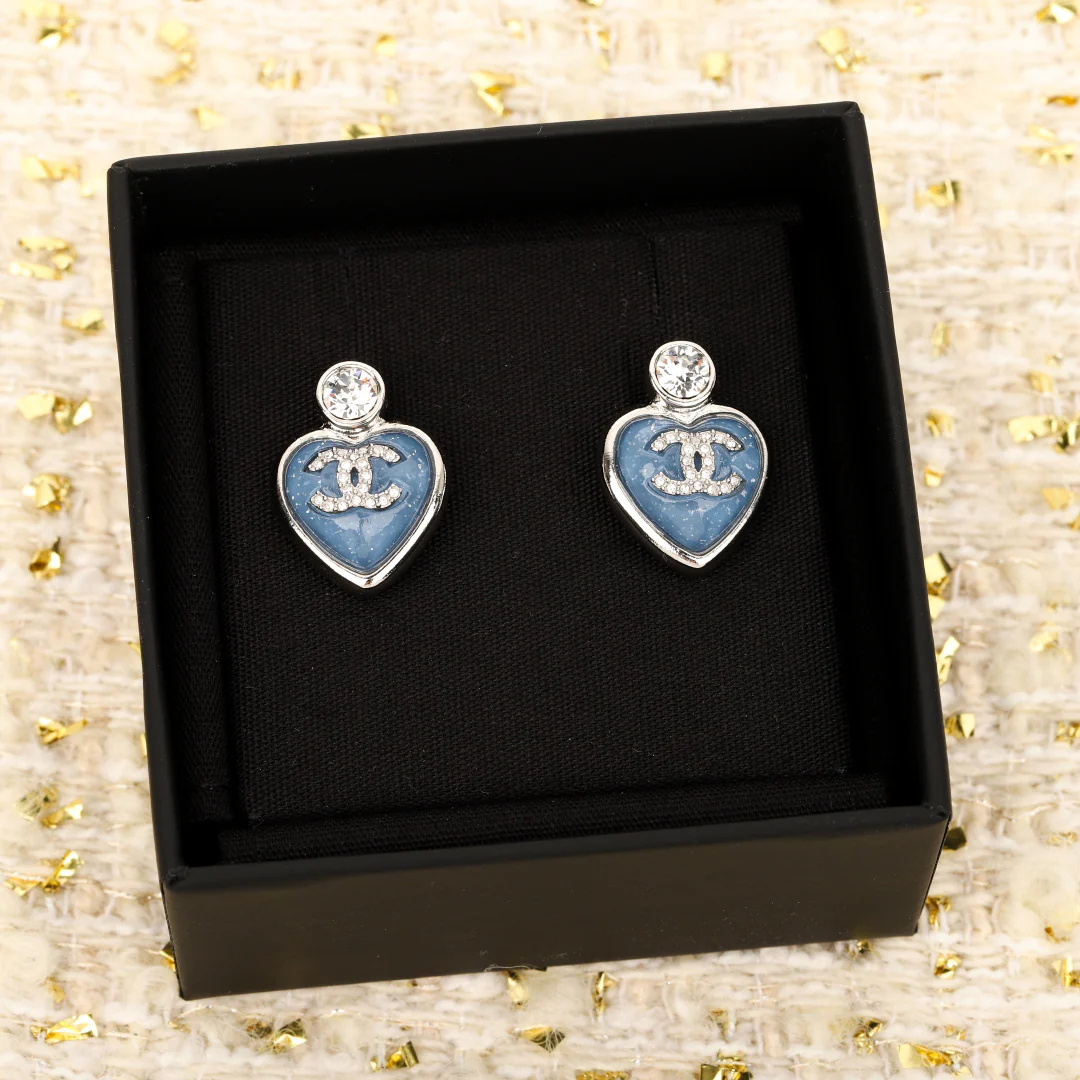Серьги Chanel в виде голубого сердца (25 пенсов)