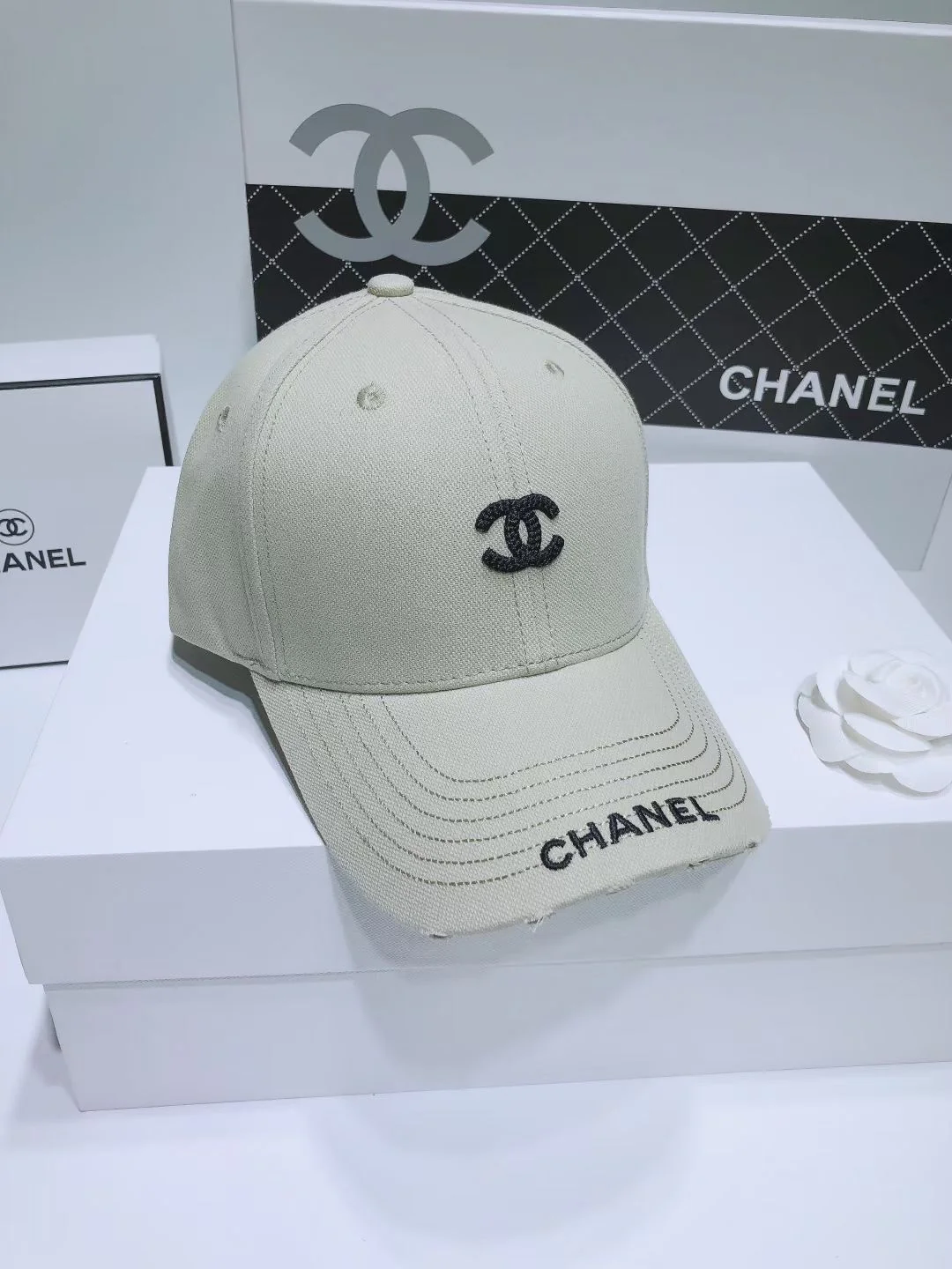 Новинка 2022 года от Chanel - кепка-?утиный клюв? - 4