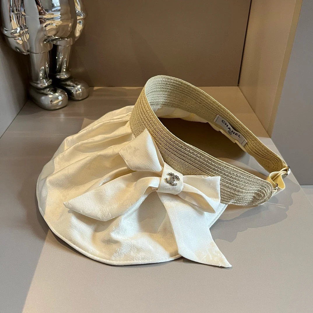 Солнцезащитная шляпа Chanel из атласа с перламутровым узором - белая.