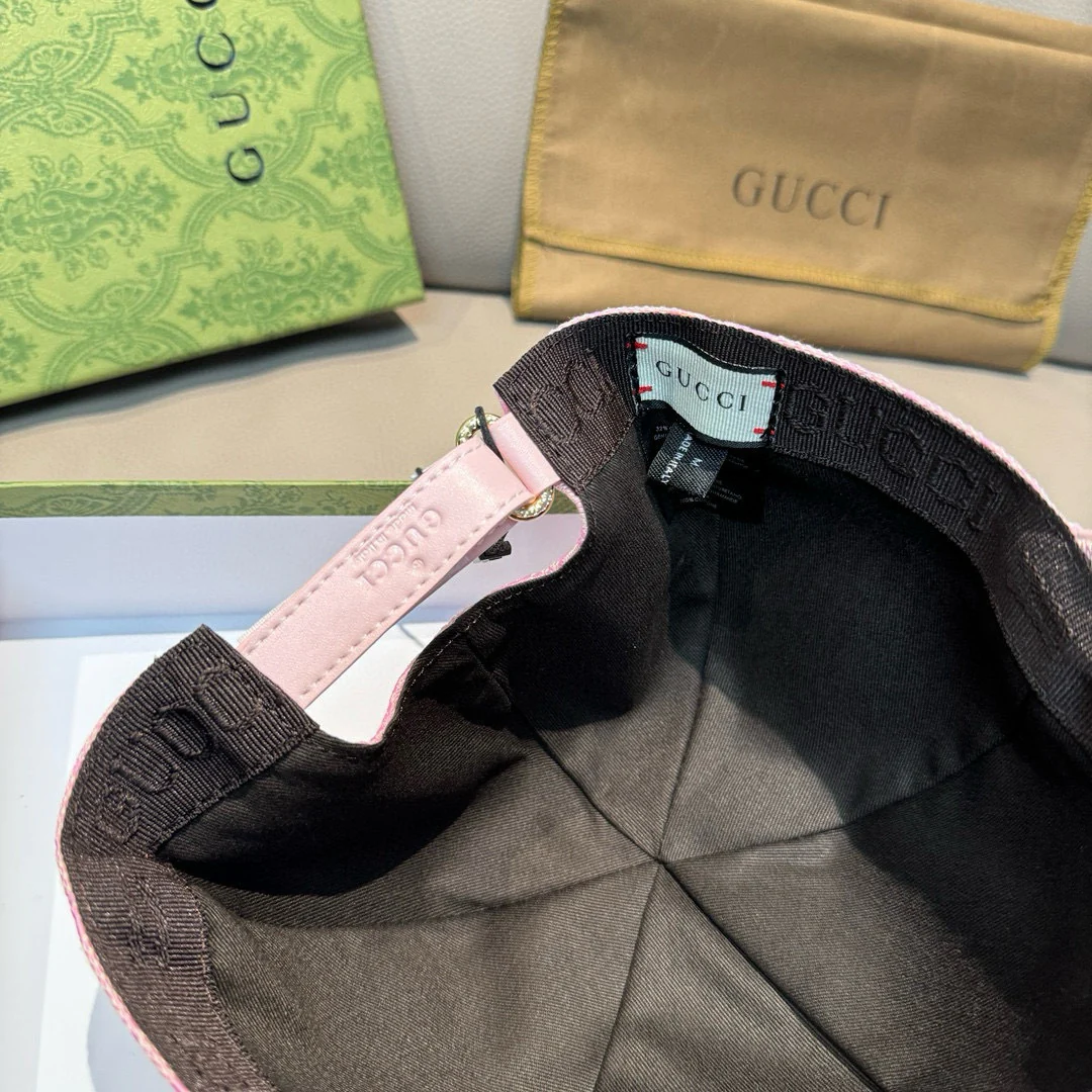 Регулируемая бейсболка Gucci с вышитой пчелой - розовая