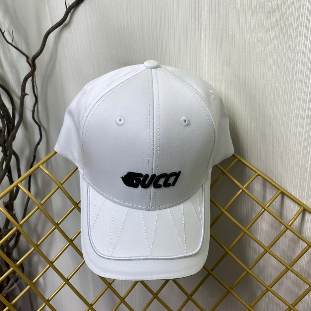 Спортивная минималистичная бейсболка Gucci с вышивкой - 1