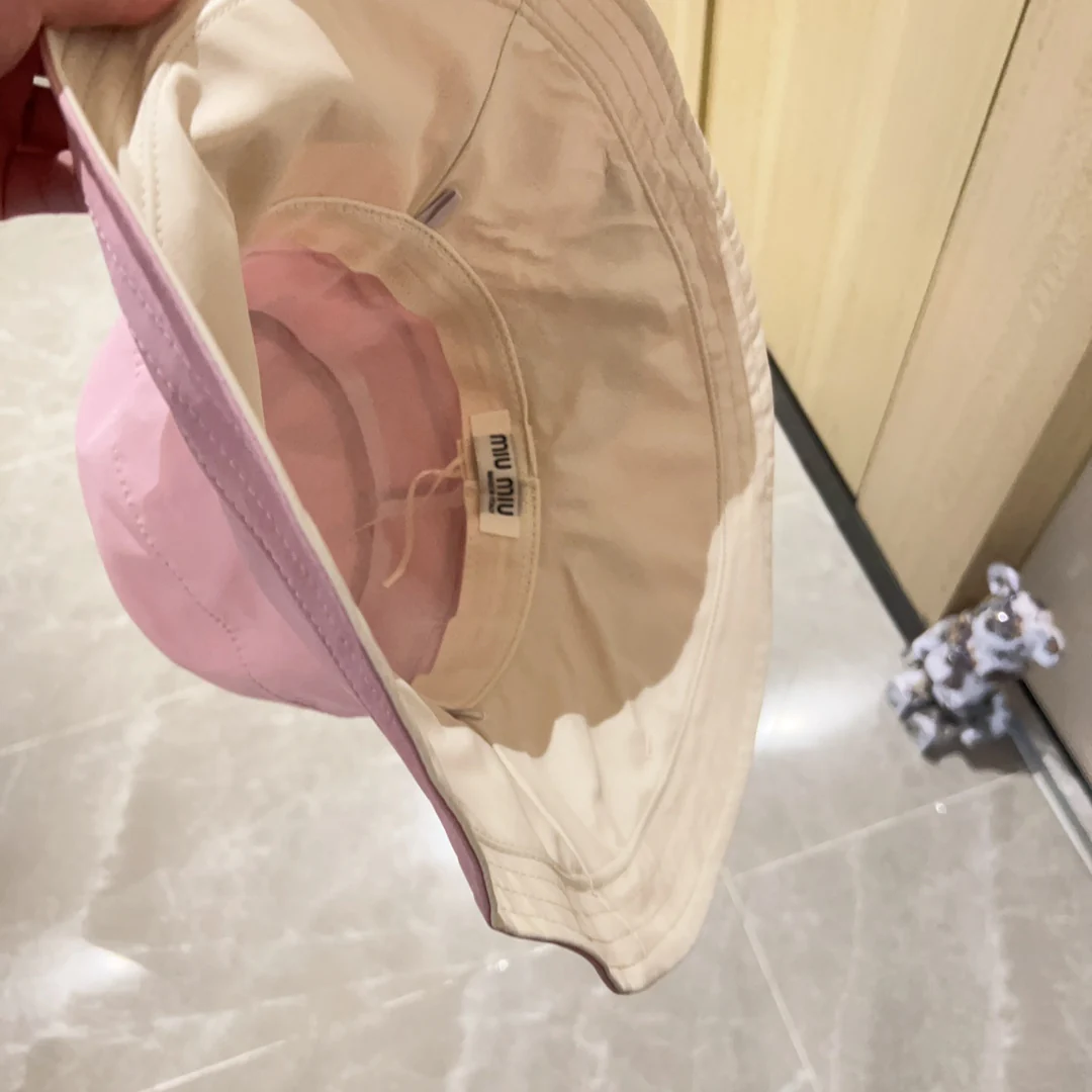 Новинка весны/лета Miu Miu 2023 — широкополая рыбацкая шляпа с бабочкой.