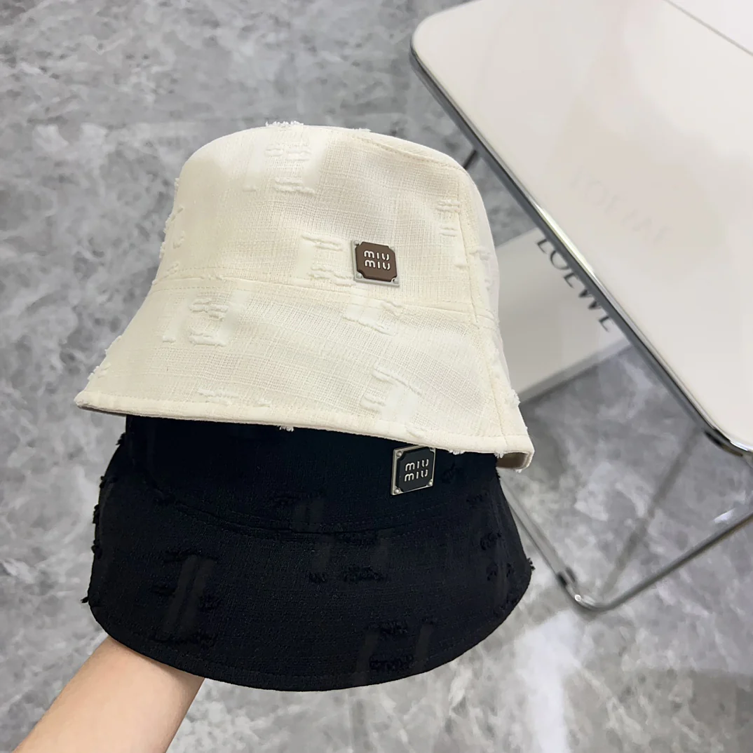 Новая минималистичная рыбацкая шляпа Miu Miu 2024 года с рваными элементами — белая.