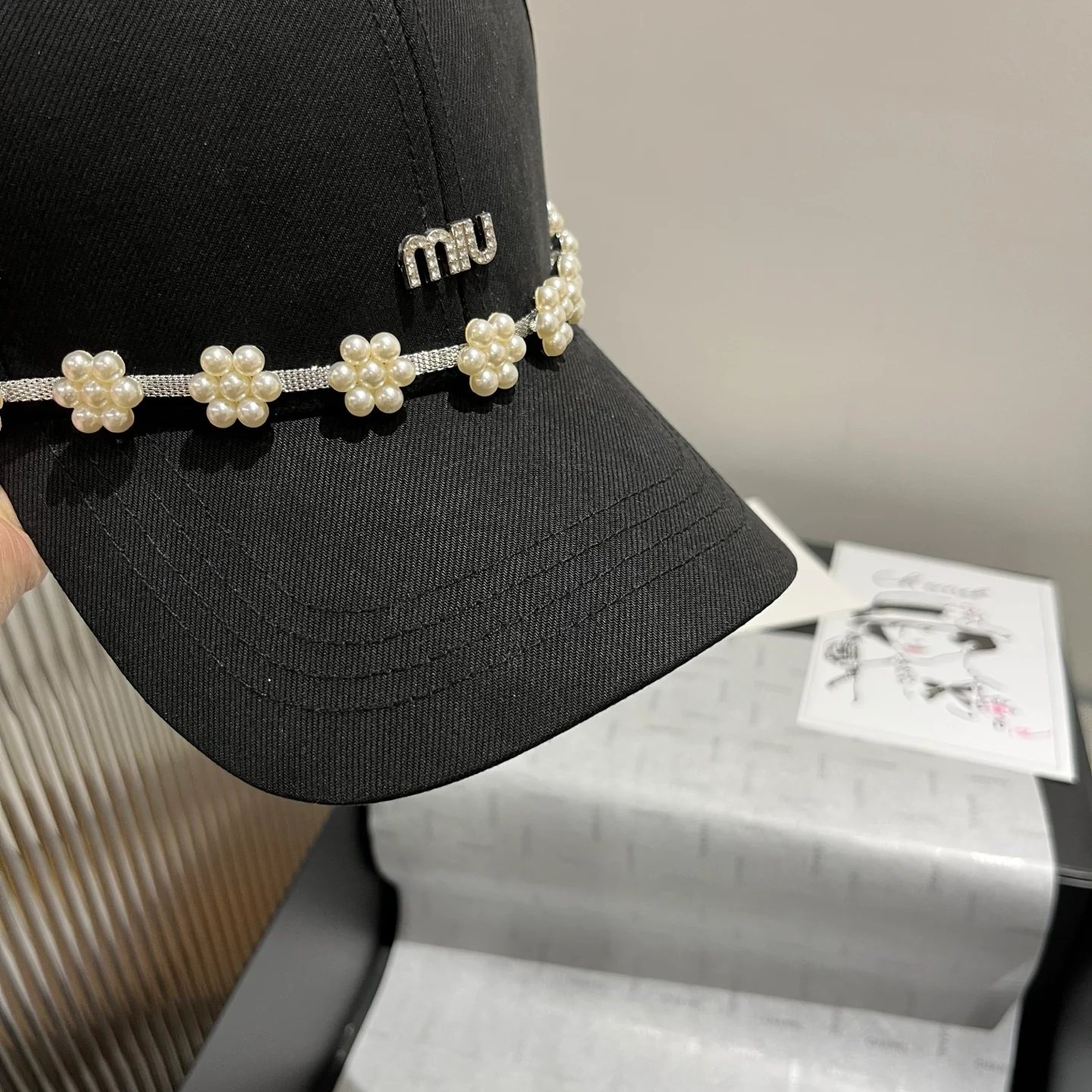 Бейсболка Miu Miu с жемчужным козырьком - черная