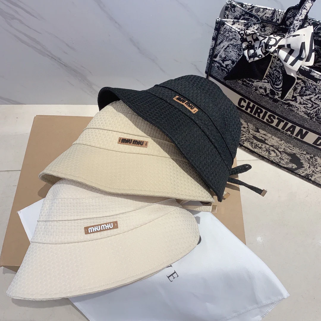 Новинка сезона ?Рыбацкая шляпа? от Miu Miu, начало осени 2023 года.