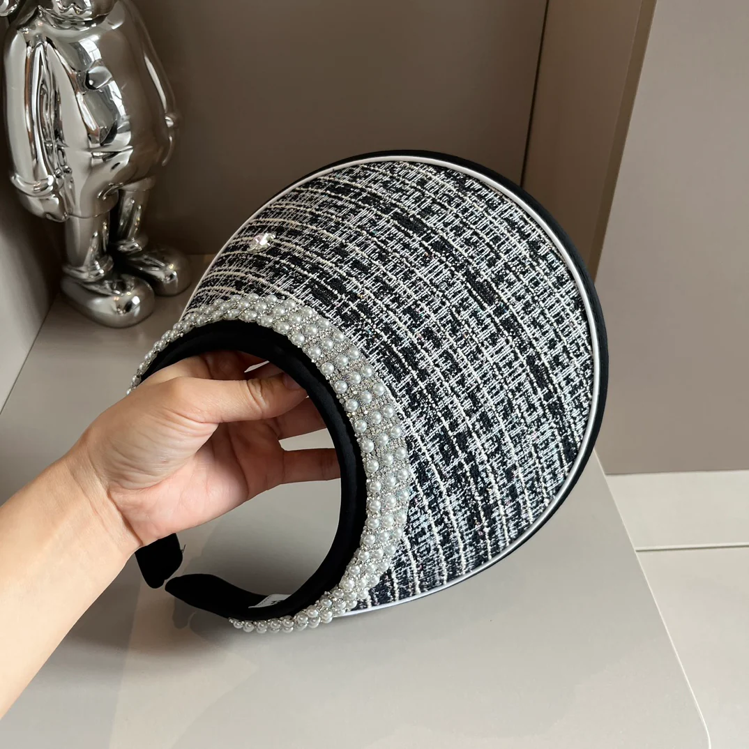 Солнцезащитная шляпа Chanel, украшенная жемчугом, черная.