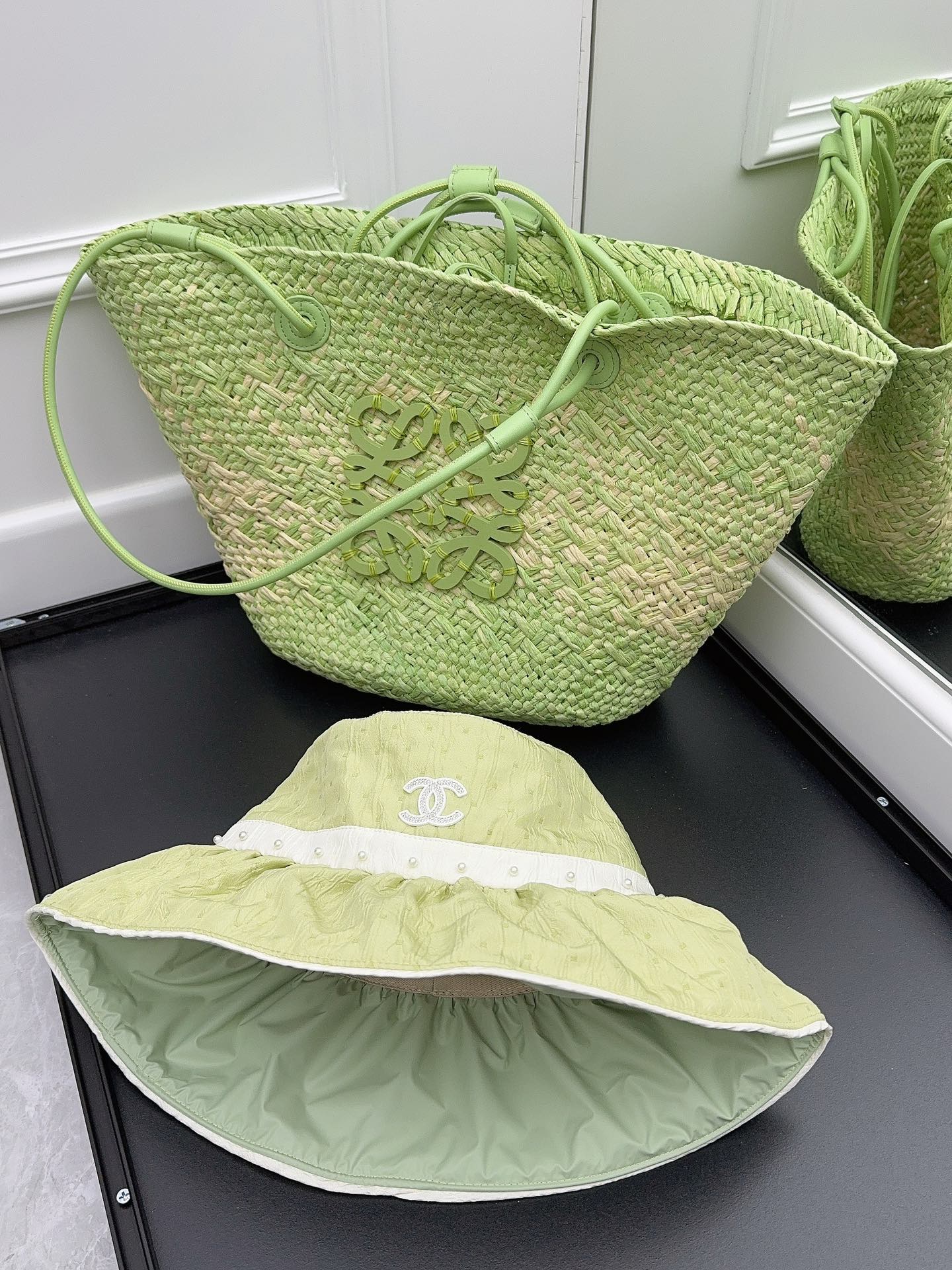 Chanel - Элегантная рыбацкая шляпа ручной работы с жемчугом